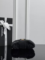 CHANEL MASTER 25k Butterfly Velvet 18*26*5cm - Image 4