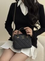 CHANEL MASTER  25c Handheld Camera Bag  19*14*7cm - Image 4