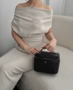 CHANEL MASTER  25s makeup bag in black with light gold buckle 21.5*16*14cm - Image 4