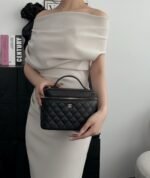 CHANEL MASTER  25s makeup bag in black with light gold buckle 21.5*16*14cm - Image 3