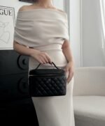 CHANEL MASTER  25s makeup bag in black with light gold buckle 21.5*16*14cm - Image 2