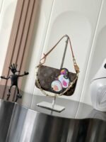 LOUIS VUITTON MURAKAMI LV X TM POCHETTE ACCESSOIRES  22*13*4cm