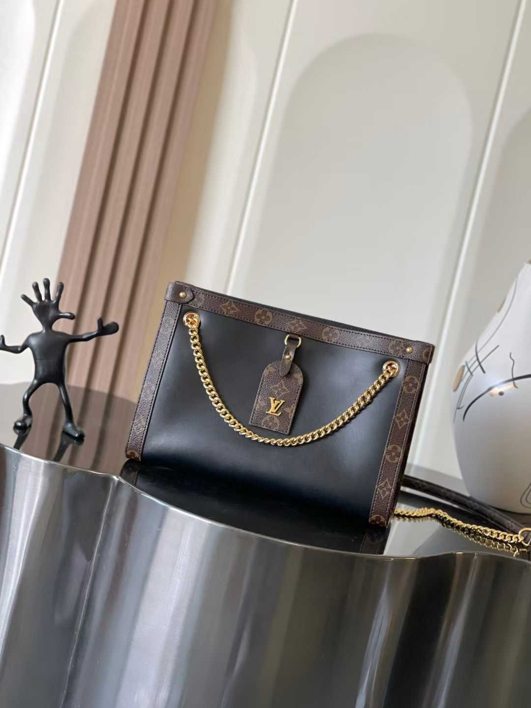 微信图片_2025-10-22_090514_489 LOUIS VUITTON Nova small trumpet handbag 31*20*9cm - Image 1