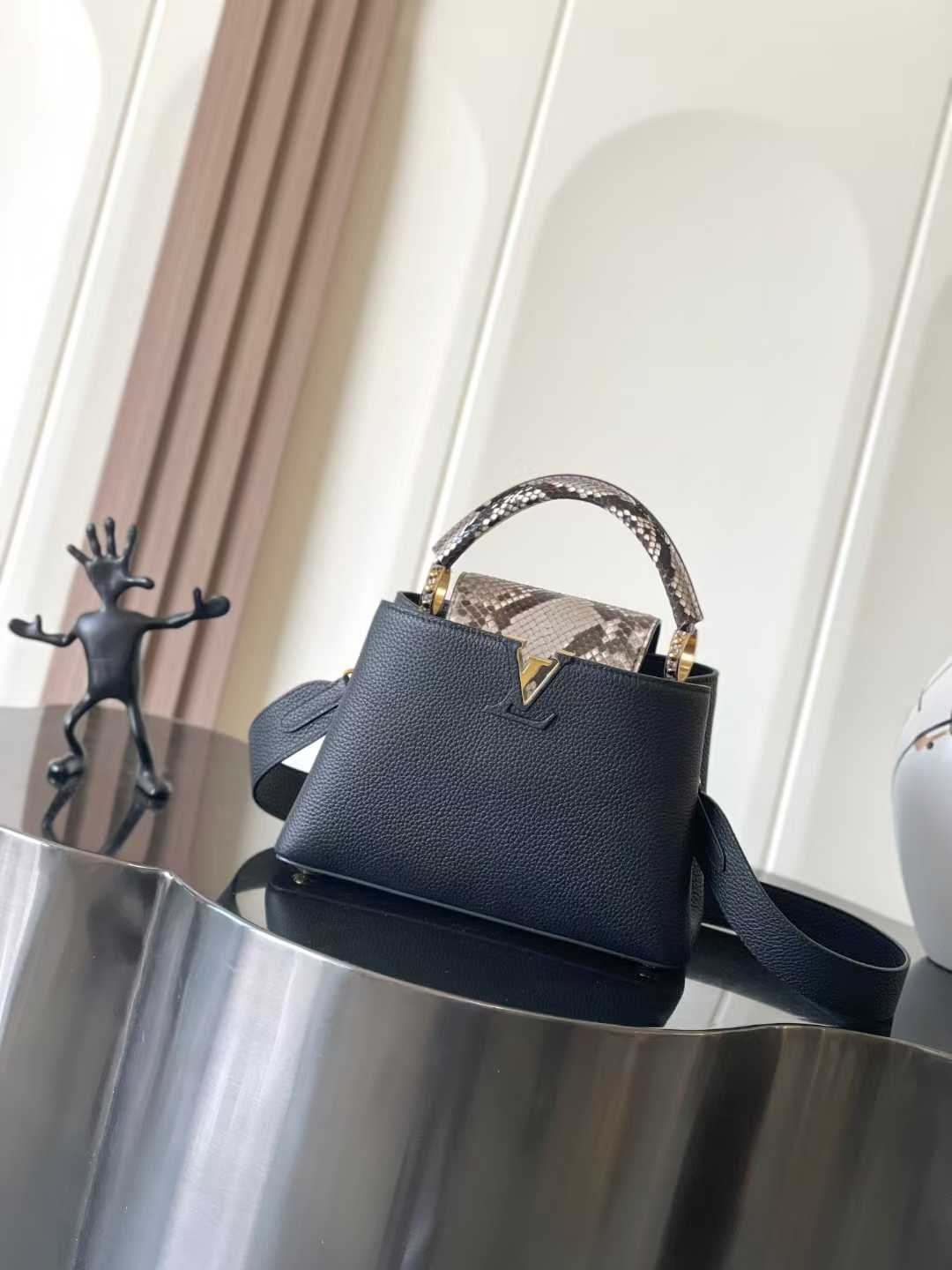 微信图片_2025-10-22_093602_078 LOUIS VUITTON CAPUCINES BB 27*18*9cm - Image 1