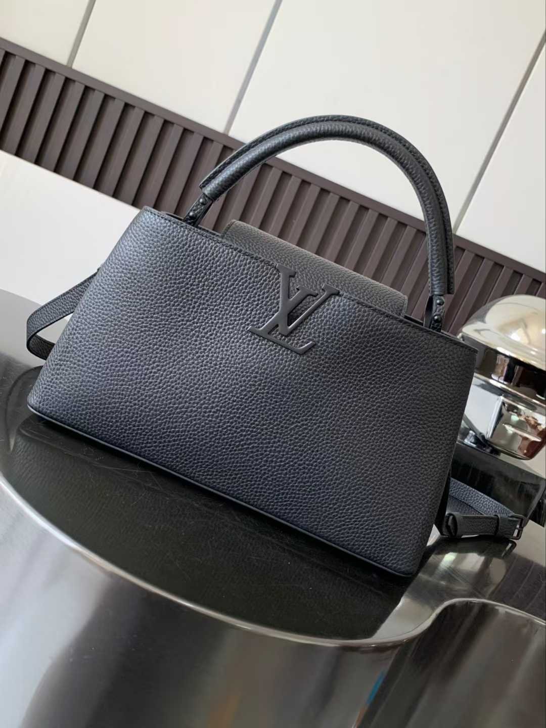 微信图片_2025-10-22_094852_639 LOUIS VUITTON CAPUCINES EAST-WEST MM 33*19*9cm - Image 1