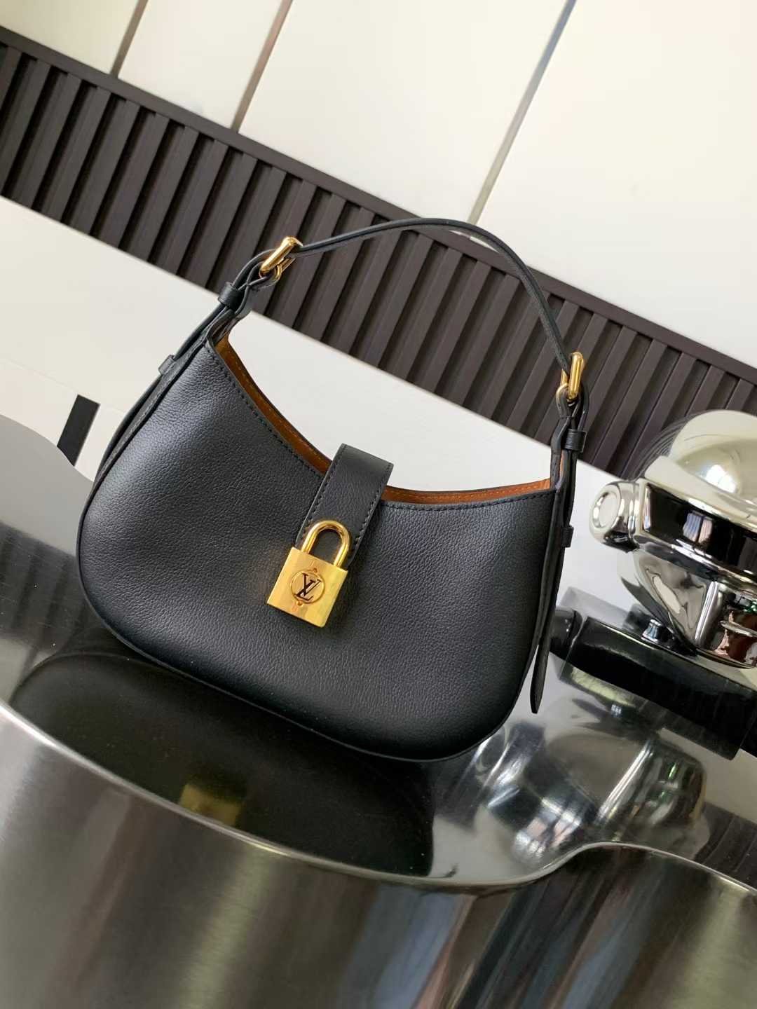 微信图片_2025-10-22_104756_291 LOUIS VUITTON Low Key Shoulder Bag 26*18*7CM - Image 1