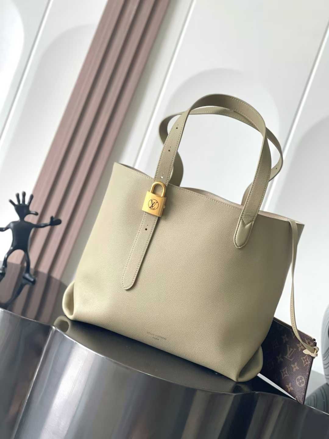 微信图片_2025-10-22_105806_375 LOUIS VUITTON Low Key Cabas 47*30*14cm - Image 1