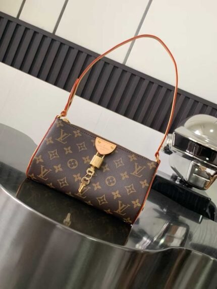 LOUIS VUITTON POCHETTE TIRETTE 22*12*5.5cm