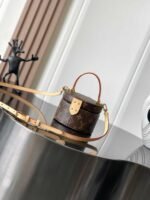 LOUIS VUITTON SCOTT  13.5*11.5*9cm - Image 3