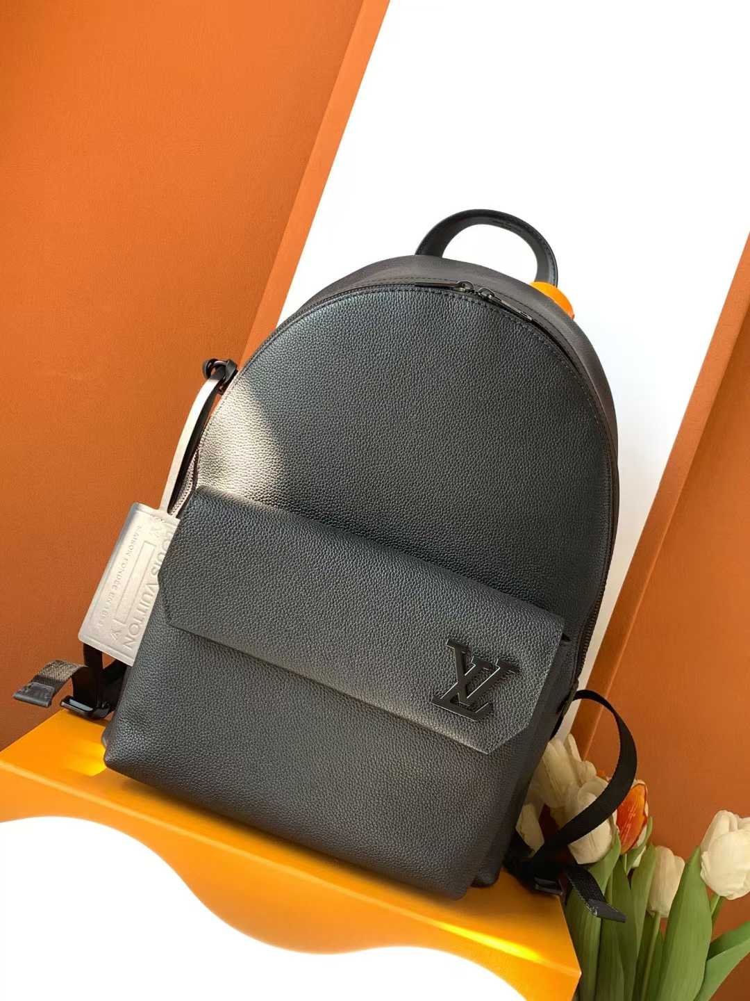 微信图片_2025-10-22_160810_090 LOUIS VUITTON Aerogram backpack 30*43*14cm - Image 1