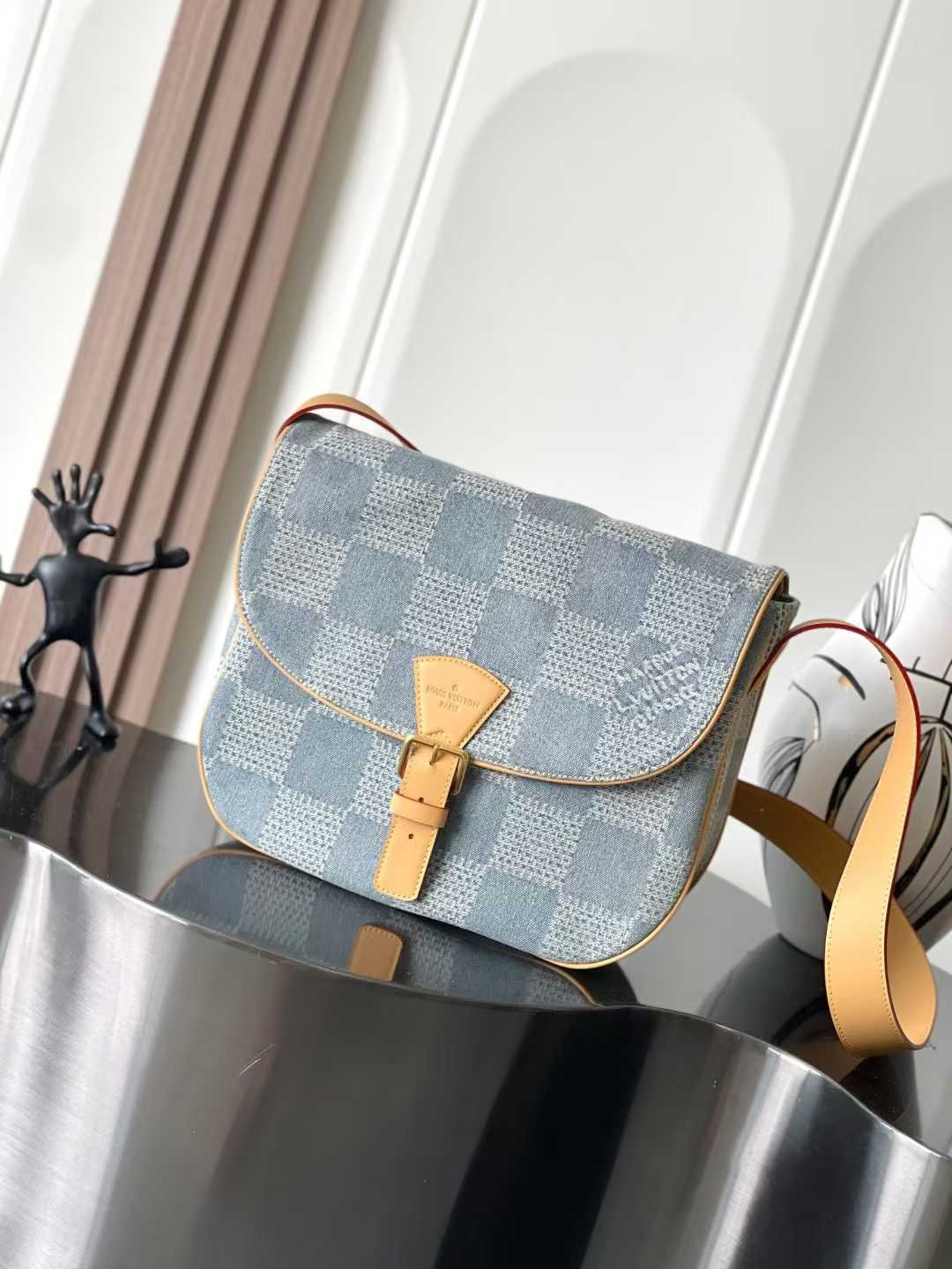 微信图片_2025-10-23_085904_053 LOUIS VUITTON Montsouris 35x29x12cm - Image 1