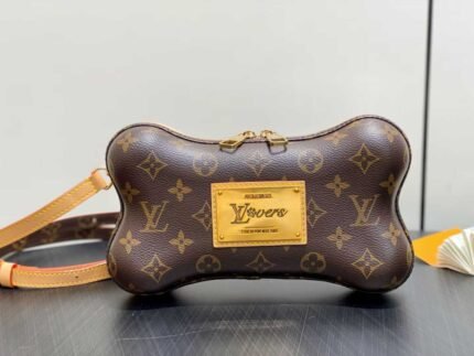 LOUIS VUITTON BONE WEARABLE WALLET  24*14*6cm