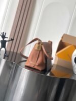 LOUIS VUITTON LOW KEY 30*18*12cm - Image 2