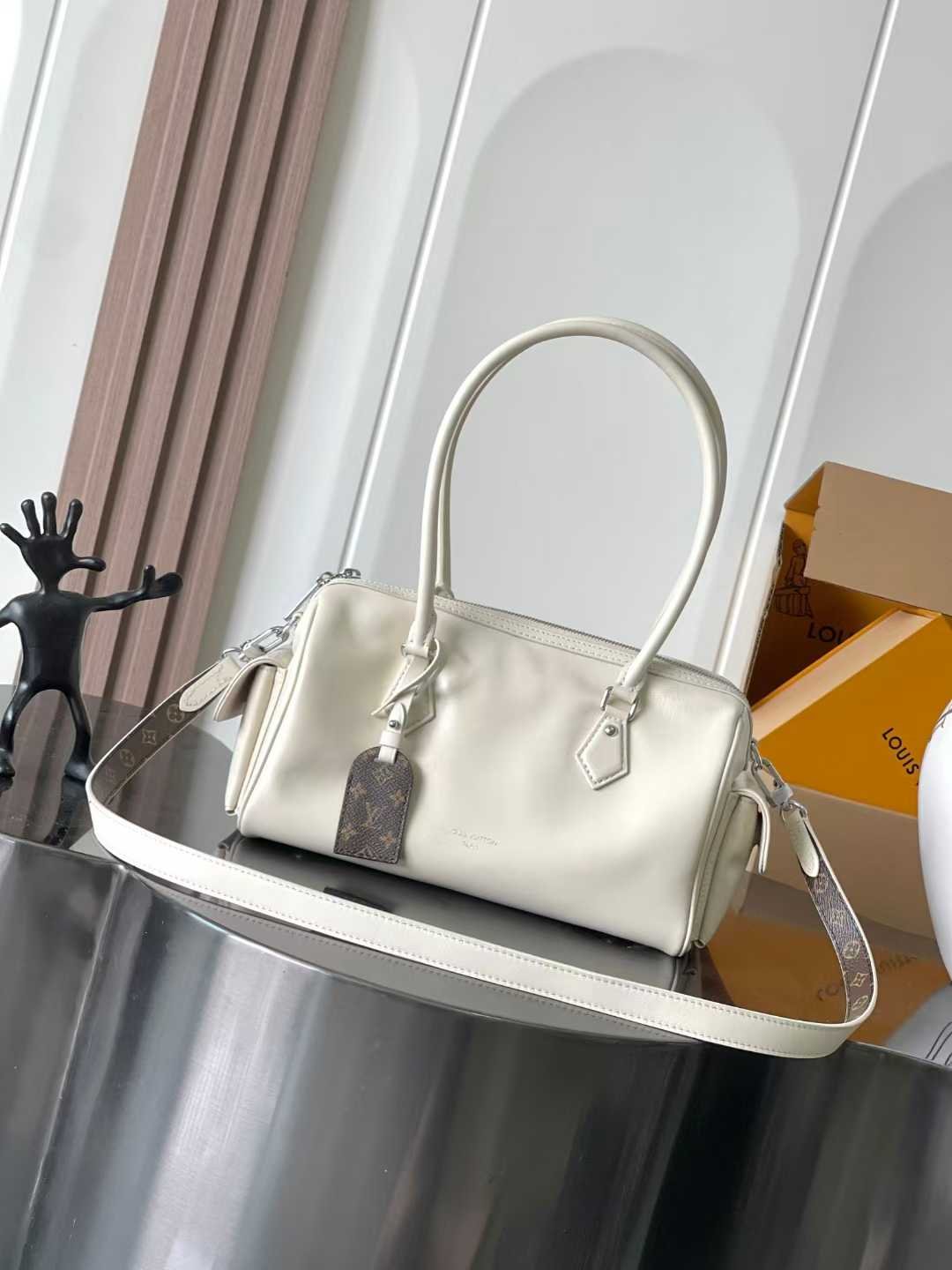 微信图片_2025-10-23_104017_472 LOUIS VUITTON SPEEDY CARGO VIBE 28*17*12cm - Image 1