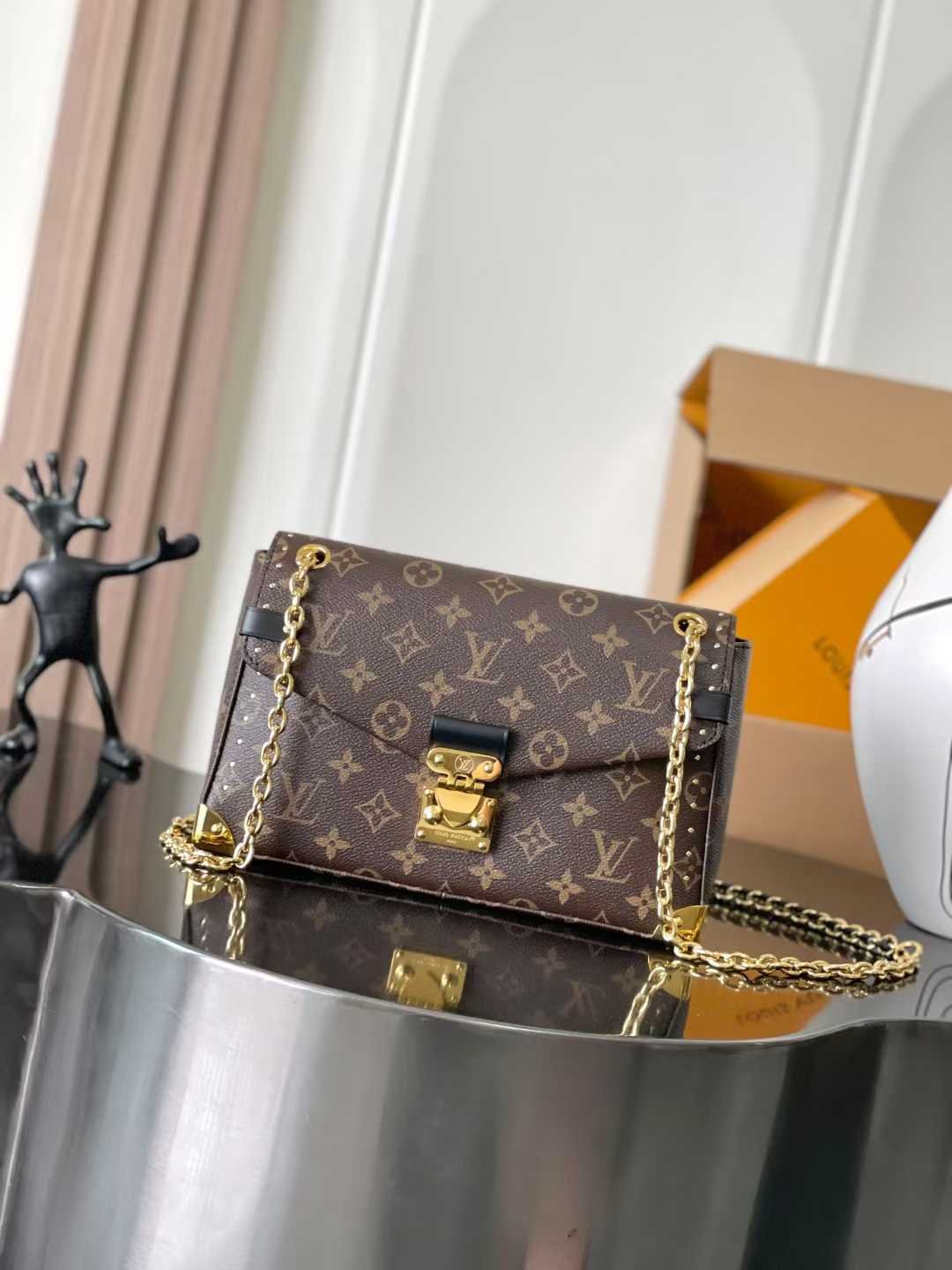 微信图片_2025-10-23_104856_953 LOUIS VUITTON TRUNKIE 27*16*8cm - Image 1