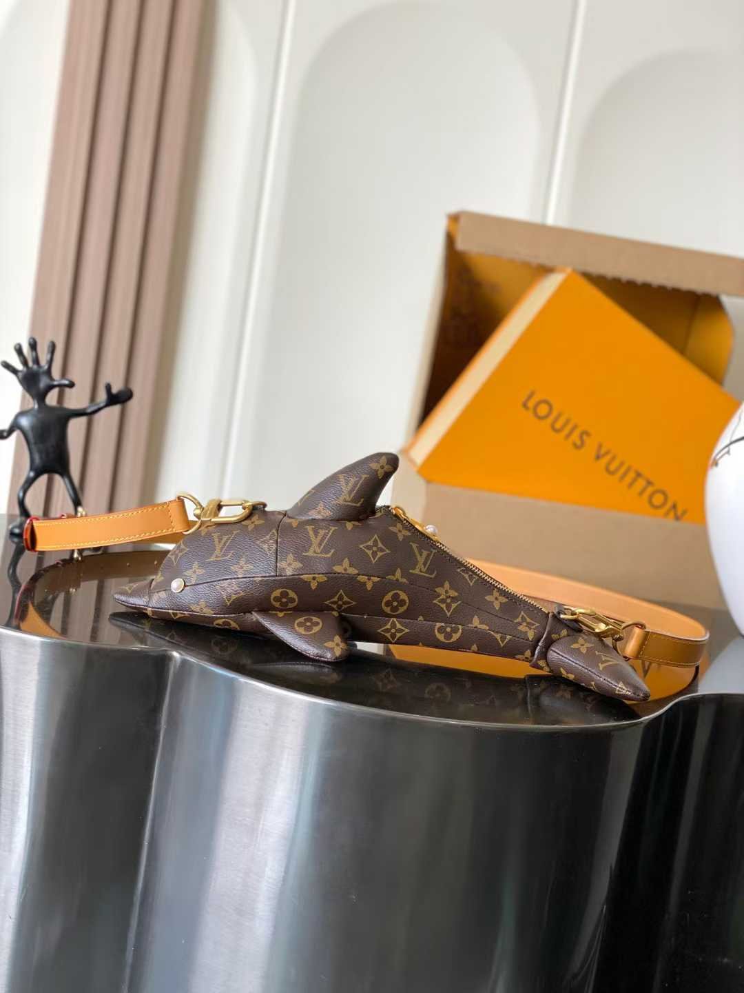 微信图片_2025-10-23_145002_174 Louis Vuitton Dolphin 38x18x18cm - Image 1