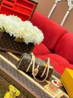 LOUIS VUITTON HANG ON  26*11.5*6.5cm - Image 2