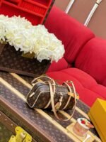 LOUIS VUITTON HANG ON  26*11.5*6.5cm - Image 4