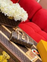 LOUIS VUITTON HANG ON  26*11.5*6.5cm - Image 3