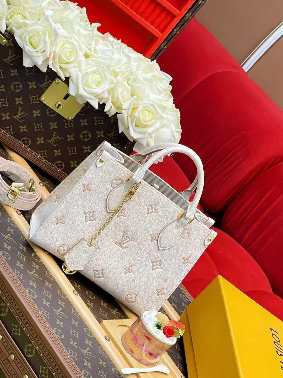 微信图片_2025-11-29_103622_551 LOUIS VUITTON OnTheGo 19 x 11.5 x 25cm - Image 1