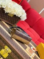 LOUIS VUITTON ONTHEGO EAST WEST CHAIN  25*13*10cm - Image 4