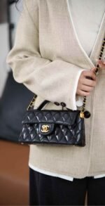 Chanel 25P new horizontal handle flap bag in black and gold 22*6.5*11cm - Image 3