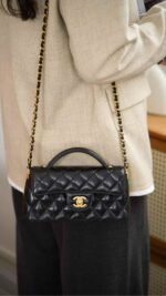 Chanel 25P new horizontal handle flap bag in black and gold 22*6.5*11cm - Image 2