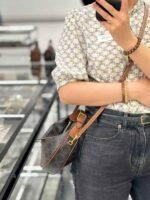 CELINE TEEN LULU Emblem-Printed Calfskin Handbag 21*24*5cm - Image 2